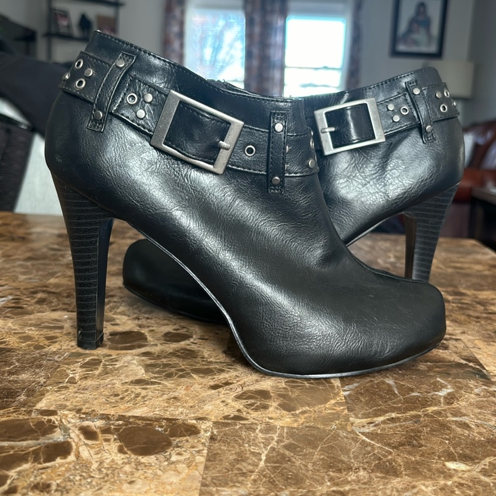 EUC Celebrity Pink 4” Booties. Very cute size 9.5